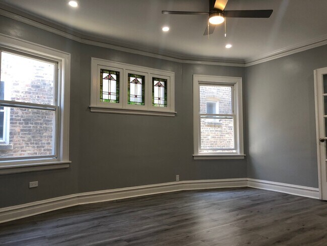 Building Photo - 2418 W Lunt Ave