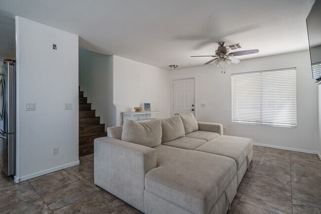 Foto del edificio - LOVELY 3 BED/2.5 BATH HOME WITH POOL!