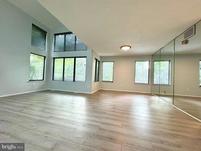 Foto del edificio - 104 Sayre Dr