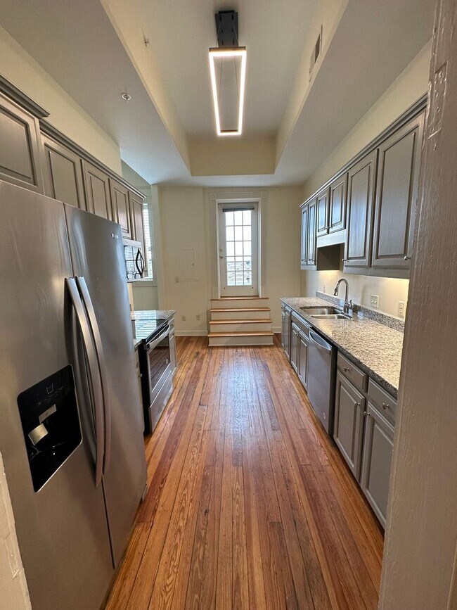Foto del edificio - Spacious 3 Bedroom/3 Bathroom Townhome with Private Rooftop Deck