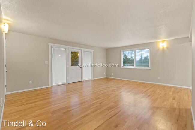 Building Photo - 2 br, 1 bath House - 2937 SW Miles St Unit 2