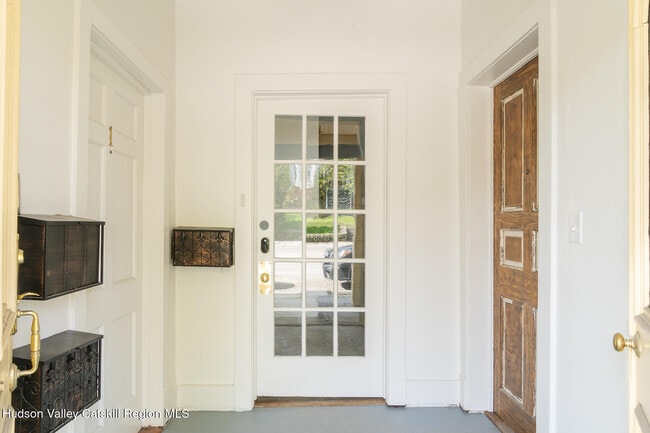 Building Photo - 267 Main St