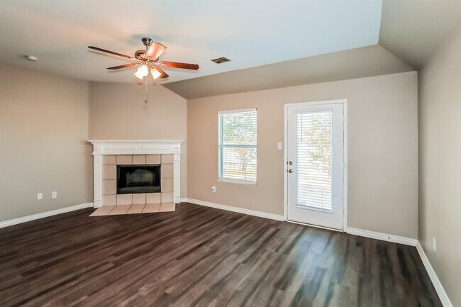 Foto del edificio - 10507 Village Trail Dr