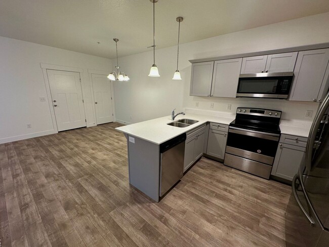 Building Photo - Like New 3 Bd 2 Ba Condo With Garage