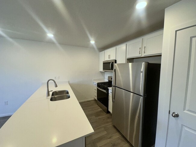 Building Photo - 3 Bedroom 2 bath with Garage- Townhouse