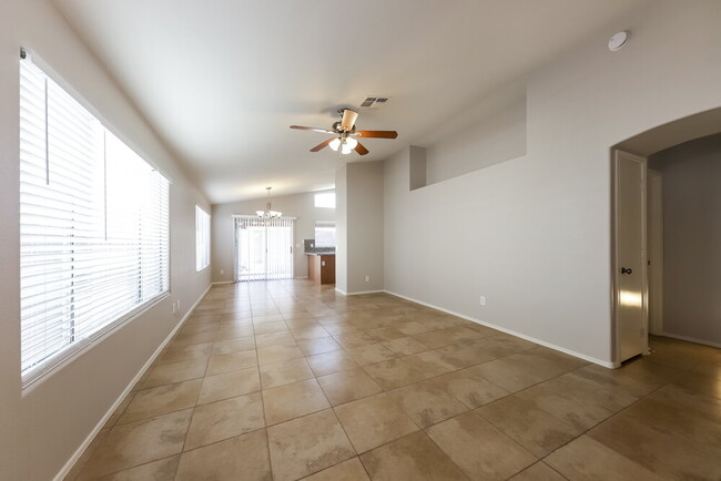 Building Photo - 4116 E Coolbrook Ave