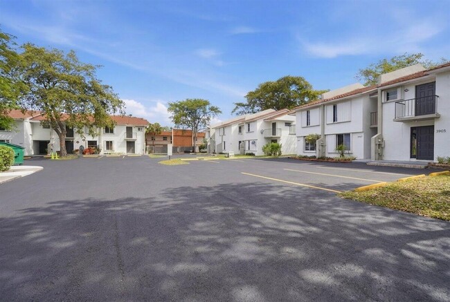 Building Photo - 3940 NW 76th Terrace