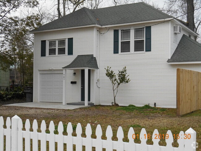 Building Photo - 741 Clarence St