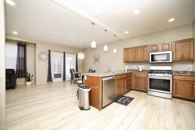 Building Photo - 3 br, 3.5 bath Townhome - 10971 Birch Cree...