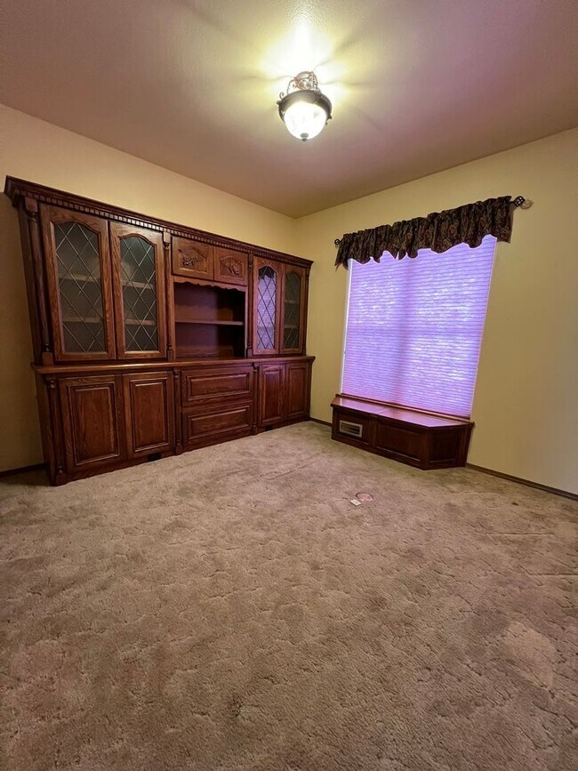 Building Photo - 3 Bedroom, 2 Bathroom Home