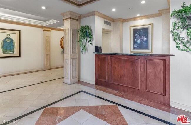 Building Photo - 2 br, 3 bath Condo - 121 N Almont Dr Apt 301