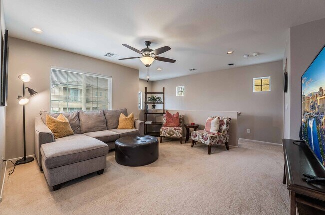 Foto del edificio - CHARMING FULLY FURNISHED 2 BEDROOM!