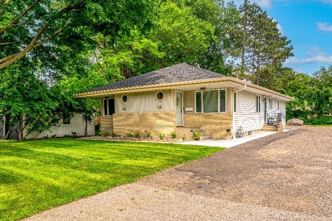 Foto del edificio - 4440 Vera Cruz Ave N