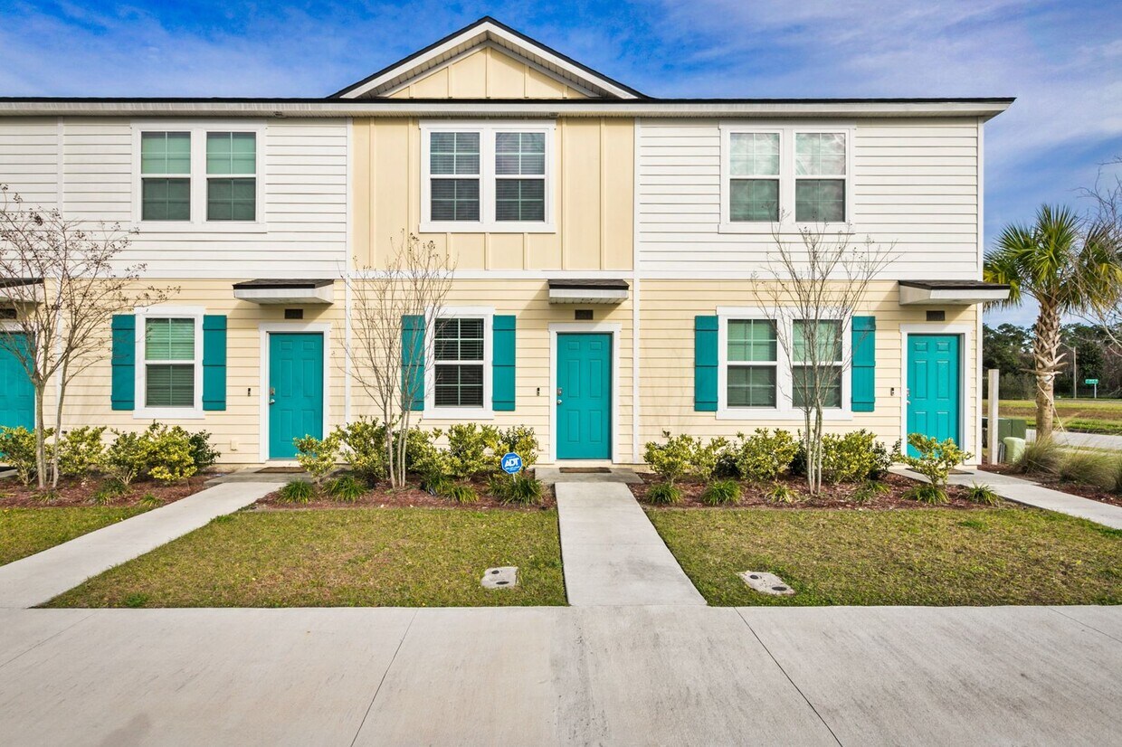 Foto principal - Beautiful 2/2.5 townhome built in 2020