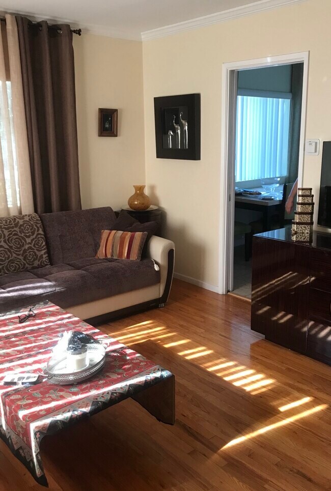 Foto del edificio - 446 E Cypress Ave