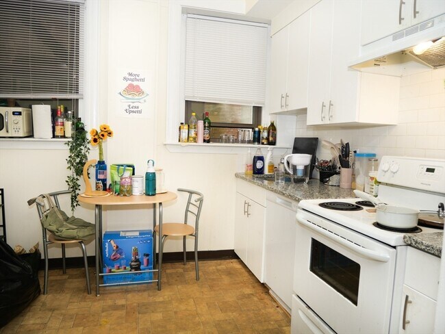 Building Photo - 1386 Beacon St