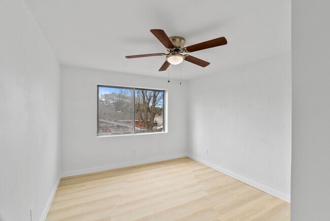 Foto del edificio - SECOND FLOOR APARTMENT WATER AND ELECTRICITY INCLUDED!!