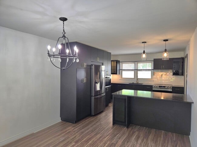 Building Photo - Spacious Five Bedroom