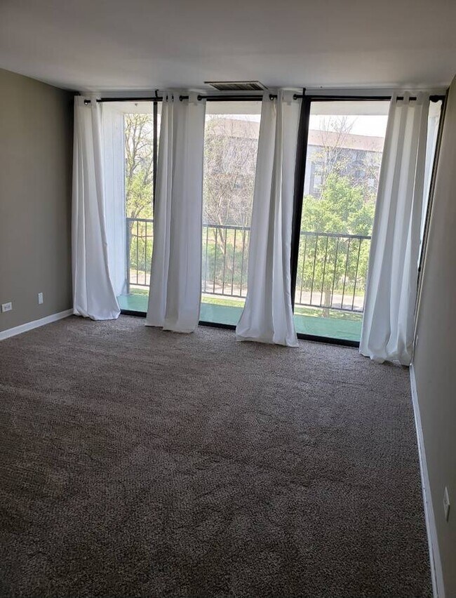 2015 S Finley Rd Unit 402, Lombard, IL 60148 Condo for Rent in