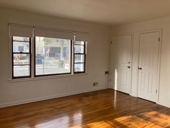 Sala de estar - 3802 Burton Ave