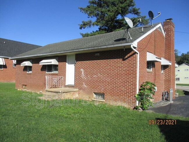 Building Photo - 201 N Delphine Ave