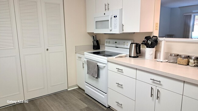 Kitchen Stove 4417 TECUMSEH - 4417 Tecumseh Trl