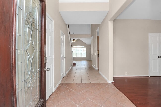 Foto del edificio - 8810 Sunforest Ln