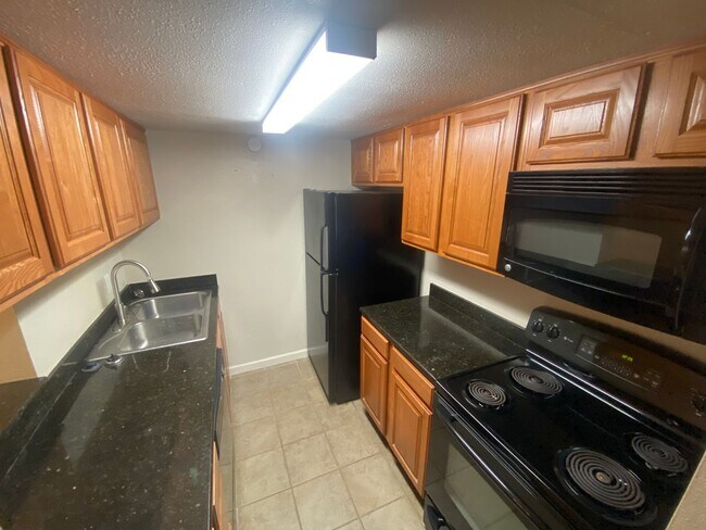Building Photo - Beautiful 2 Bedroom Townhouse in Highly De...