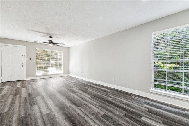 Foto del edificio - 2790 W T C Jester Blvd