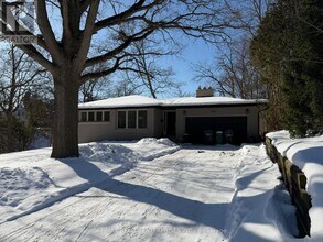 Building Photo - 860 Clarkson Rd S