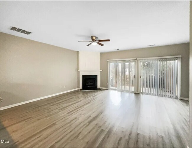 Foto del edificio - 203 Canyon Lake Cir