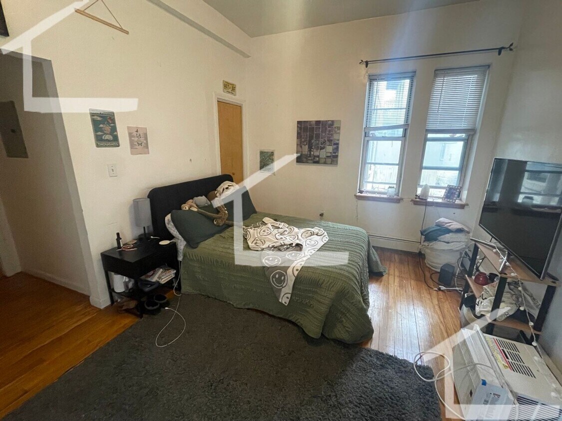 Foto del edificio - Cozy Studio! Heat & Hot Water Included!!