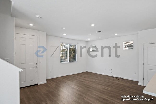 Foto del edificio - 30 Cypress Ct