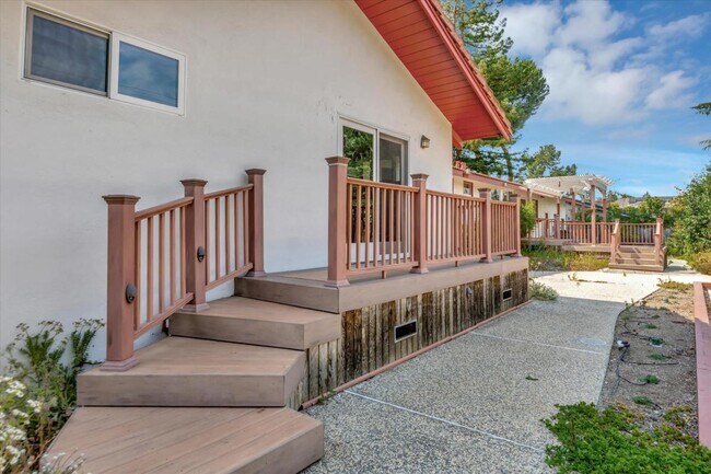 Building Photo - 733 Santa Rita Ave