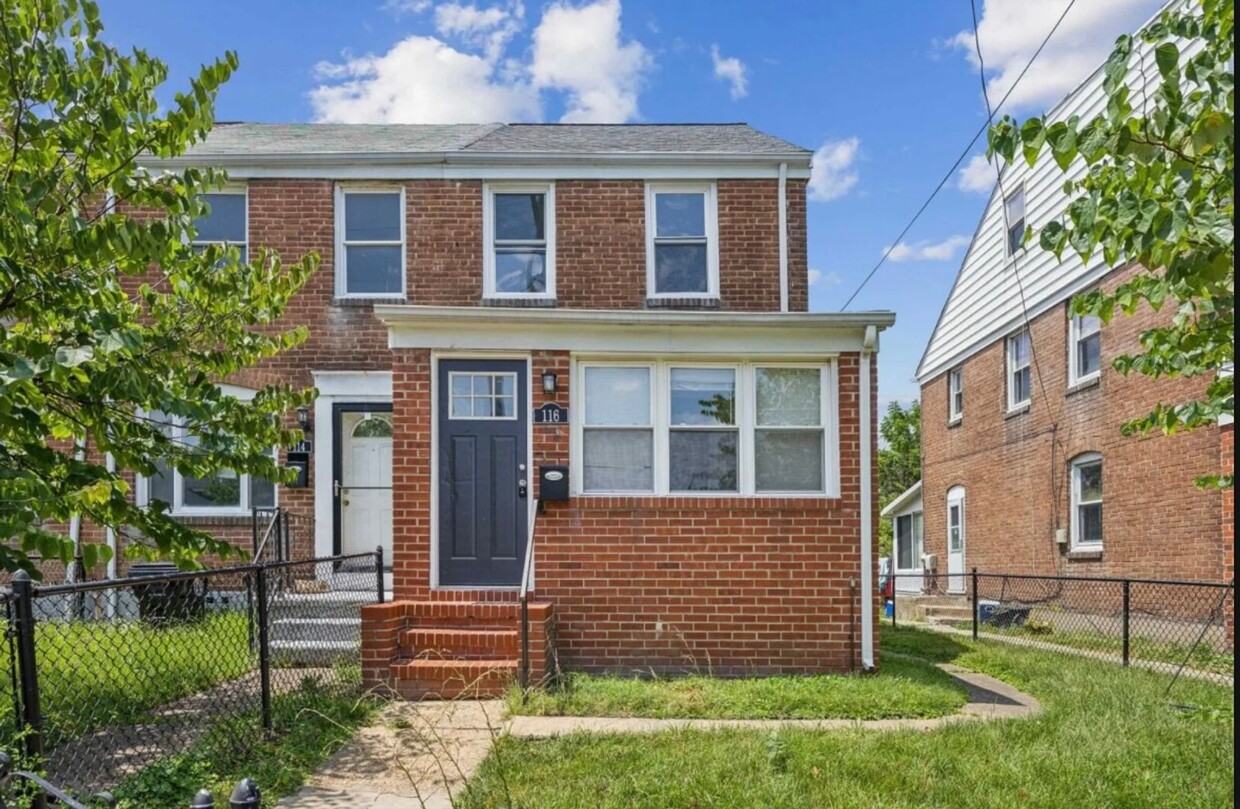 Primary Photo - Fully Renovated Two-Bedroom Townhome In Du...