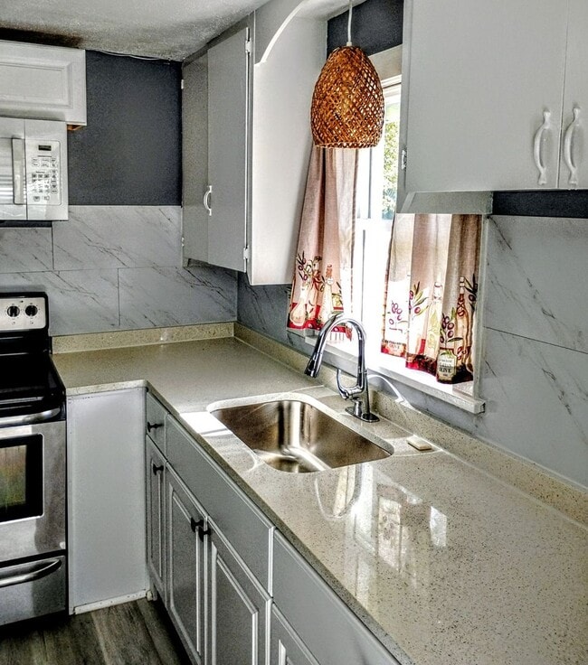 Building Photo - Daytona Beach Bungalow