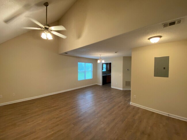 Foto del edificio - ROOMMATE MATCHING ONLY - PRE-LEASING FOR AUGUST 2 2026! 1/2 Off Deposit!