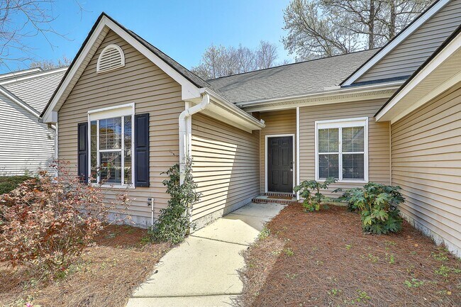 Foto del edificio - Gorgeous Home in Mt Pleasant's Belle Hall!