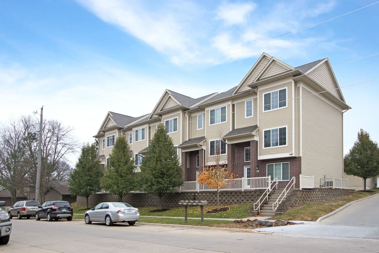 Foto principal - Luxury Iowa City townhouse close to UIHC a...