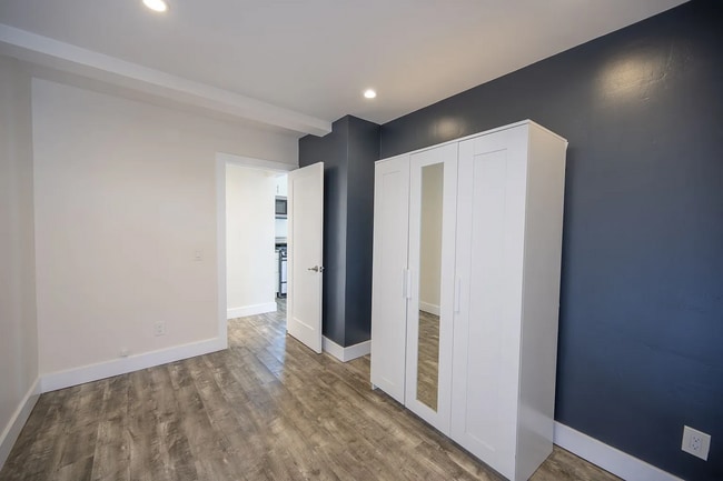 Foto del edificio - Freshly painted with new interior finishes...