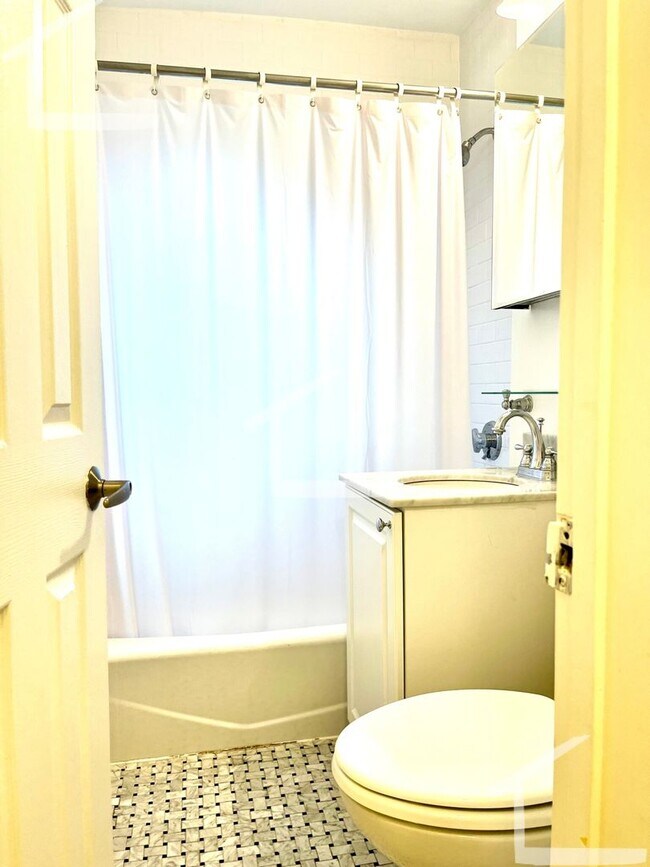 Foto del edificio - Beautiful Renovated 1 bed unit for 9/1/2026