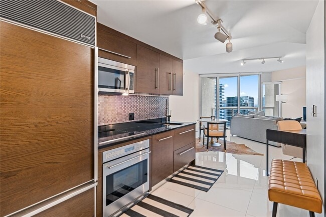 Building Photo - 475 Brickell Ave