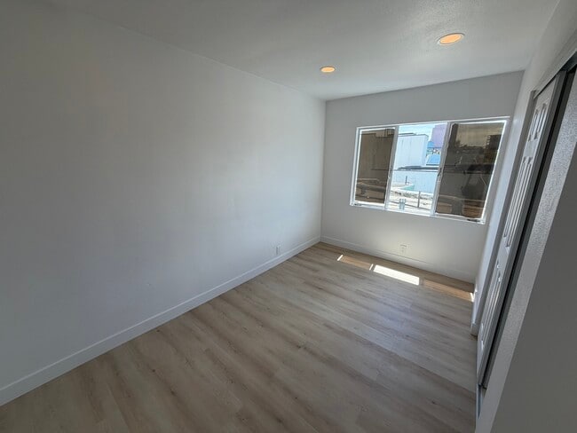 Building Photo - 478 S San Vicente Blvd