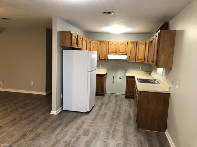 Building Photo - 4 br, 1.5 bath Duplex - 610B Pleasant St