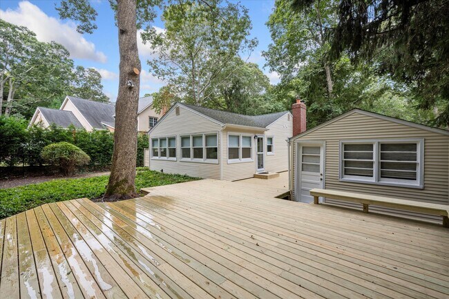 Building Photo - 115 W Cove Rd