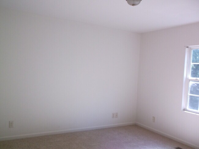 Foto del edificio - One Level House for Rent-Clemmonsville Rd....