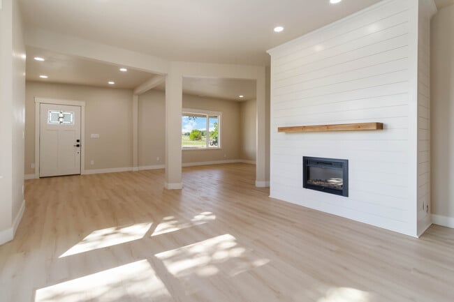 Building Photo - 4320 SW 2nd Ave