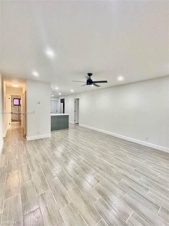 Foto del edificio - 3 br, 2 bath House - 2300 SW 18th Ter # 1