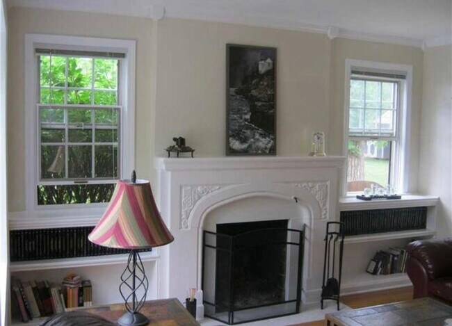 Building Photo - 1025 E 60th St