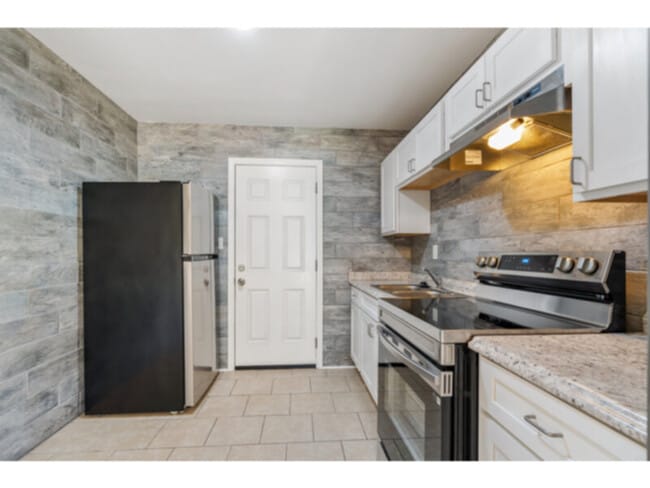 Building Photo - 7145 Pearson Rd